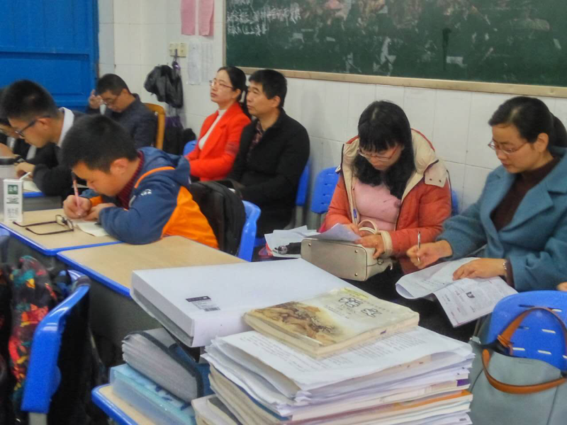 市進修學(xué)院語文專家周少勇現(xiàn)場聽課指導(dǎo)
