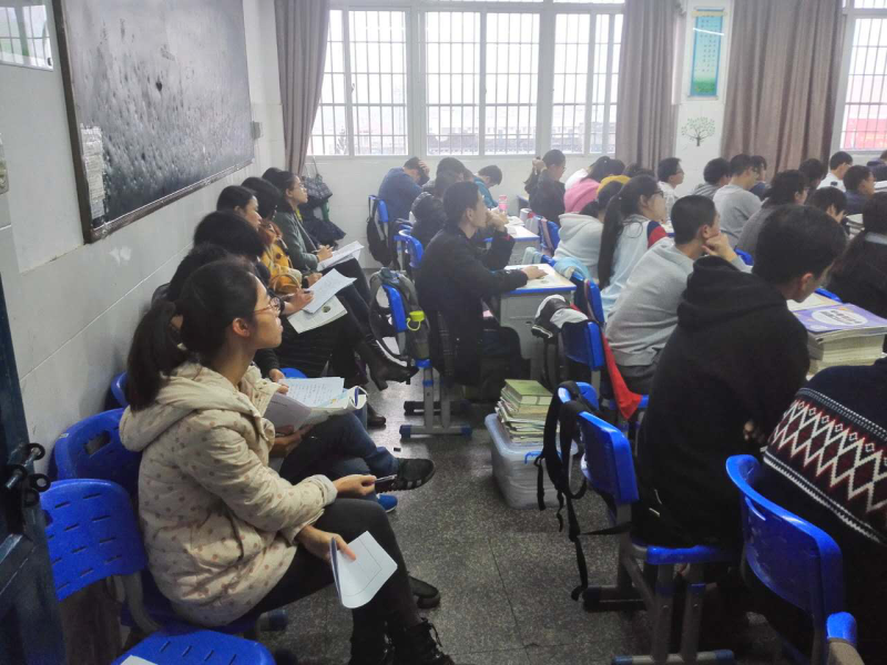 市進修學(xué)院化學(xué)專家陳瓊蘭現(xiàn)場聽課指導(dǎo)